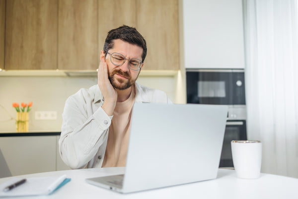 Wenn der Kiefer streikt: Was hinter starken Kieferproblemen steckt – und wie dir TJ-Motion Aligner helfen können