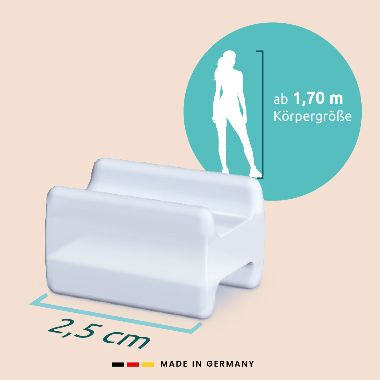 Eine transparente Silikonschiene des Produkts ‚TJ-Motion Aligner‘ auf beigem Hintergrund. Text im Bild: ‚2,5 cm‘. Das stellt die Länge der Silikonschiene dar. Außerdem der Hinweis, dass das Produkt für Personen einer Körpergröße ab 1,70 m geeignet ist. Unten der Hinweis ‚Made in Germany‘ mit schwarz-rot-gelbem Balken. 
